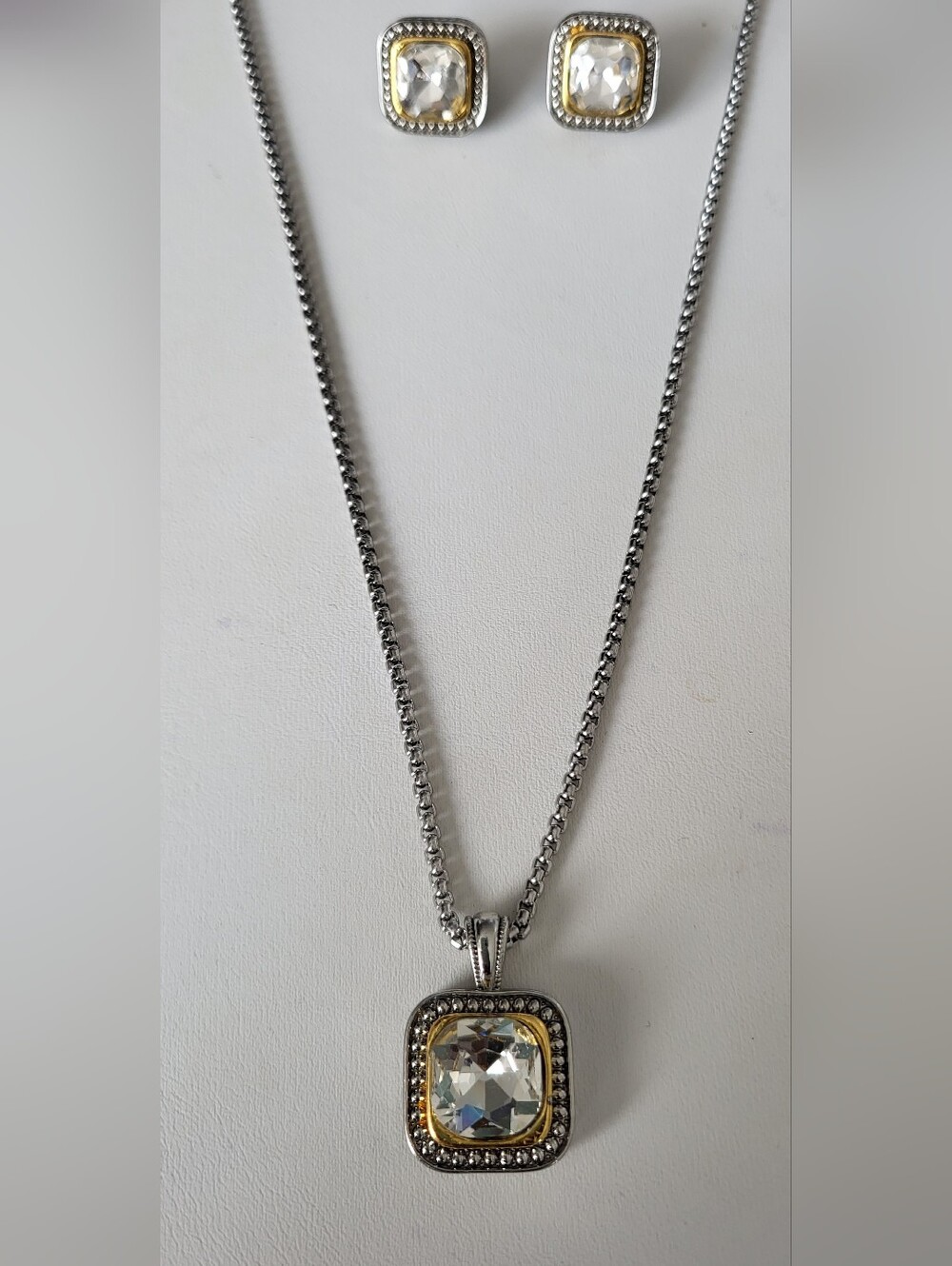Beautiful Silvertone Necklace And Pendant Glass Center Stone